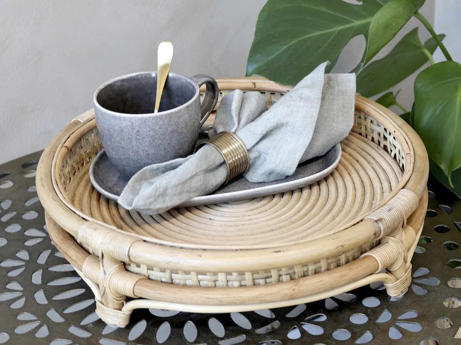 Prírodný ratanový okrúhly podnos na nôžkach French - Ø 36*9 cm