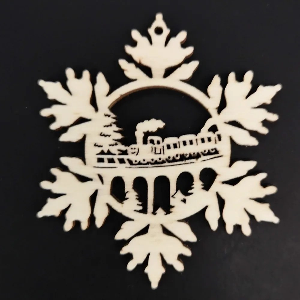 AMADEA Drevená ozdoba vločka s vláčikom 6 cm