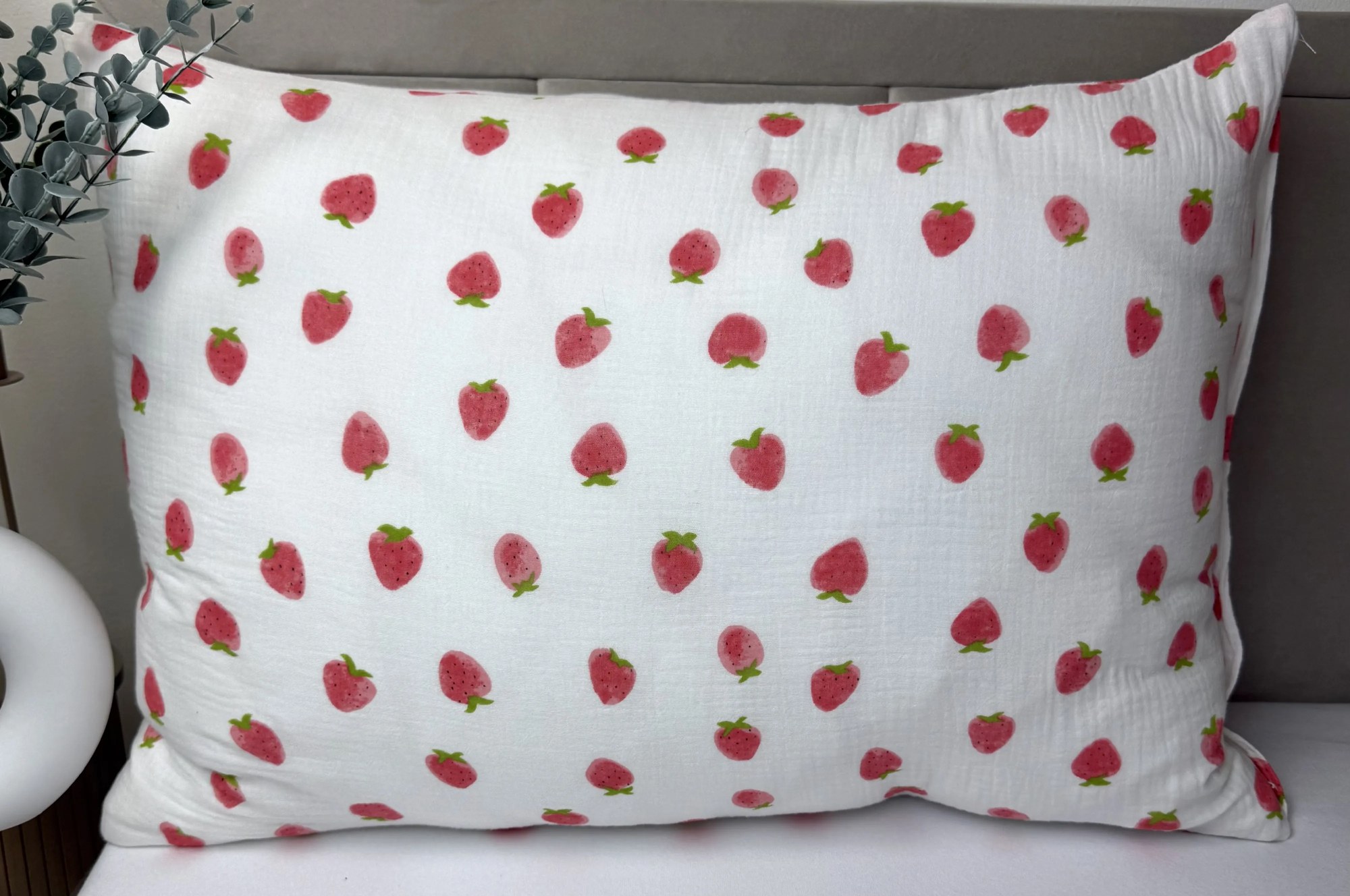 INTERMEDIC SK Mušelínová obliečka na vankúš Jahôdky 40x40 cm – 100 % bavlna