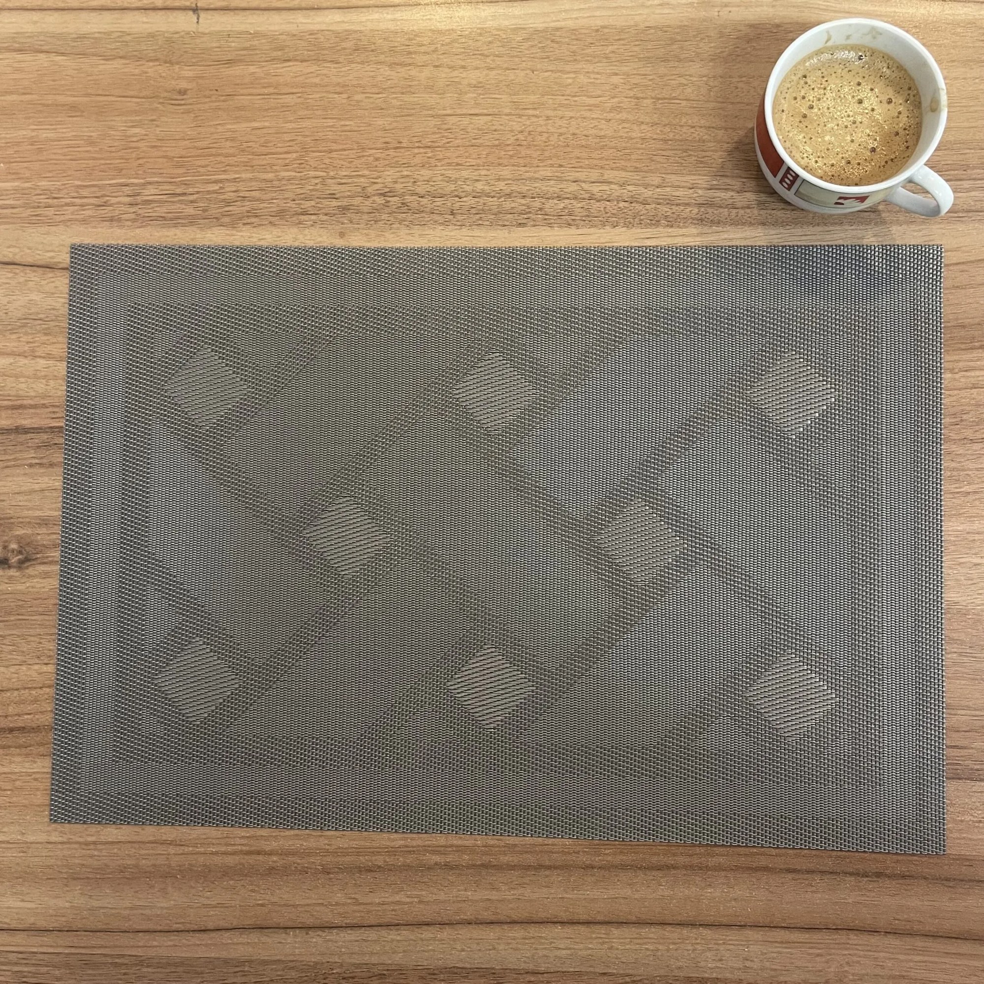 Podložka Deluxe pod tanier Kendrick sivá 35x45cm TiaHome