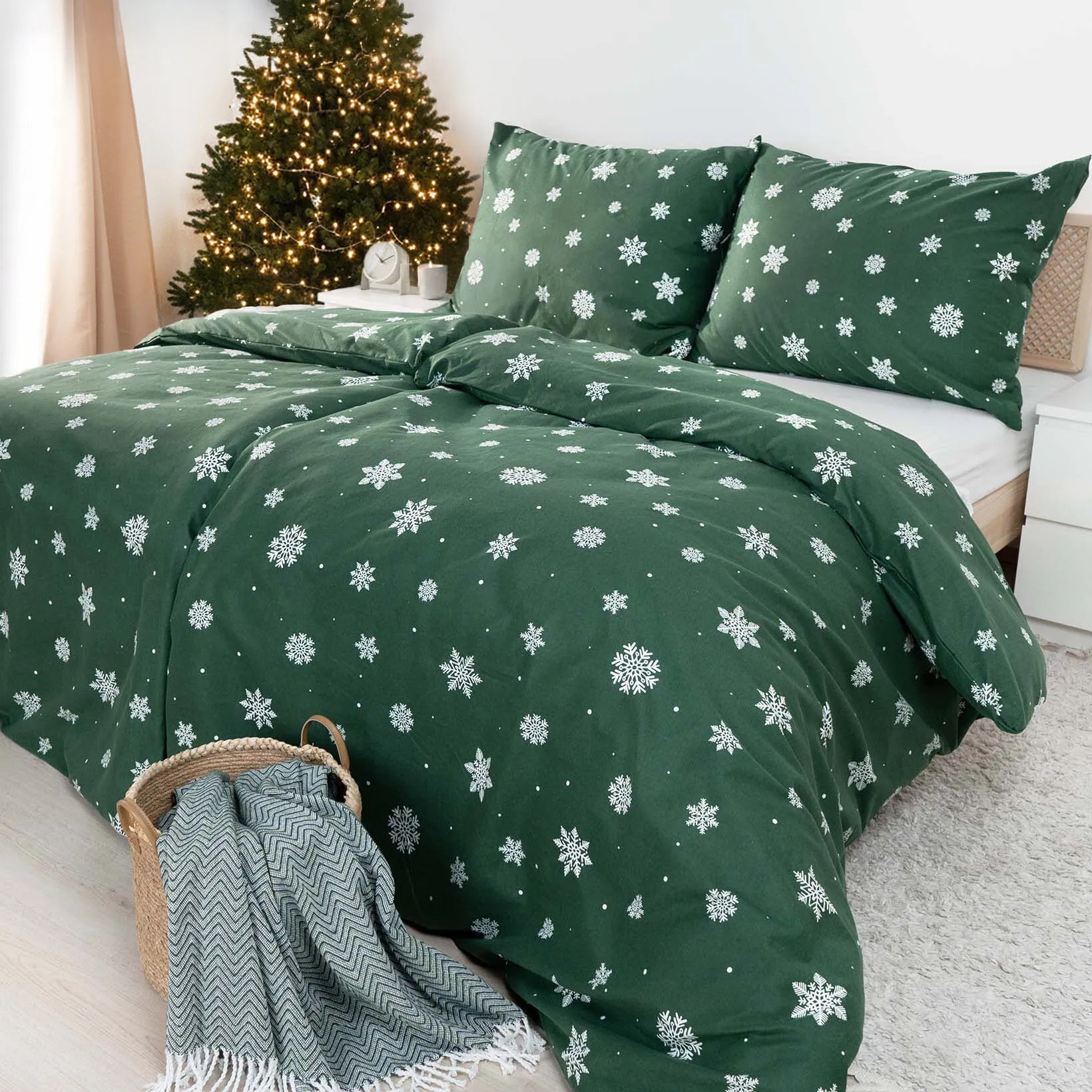 Goldea vianočné flanelové posteľné obliečky - snehové vločky na zelenej 140 x 200 a 70 x 90 cm