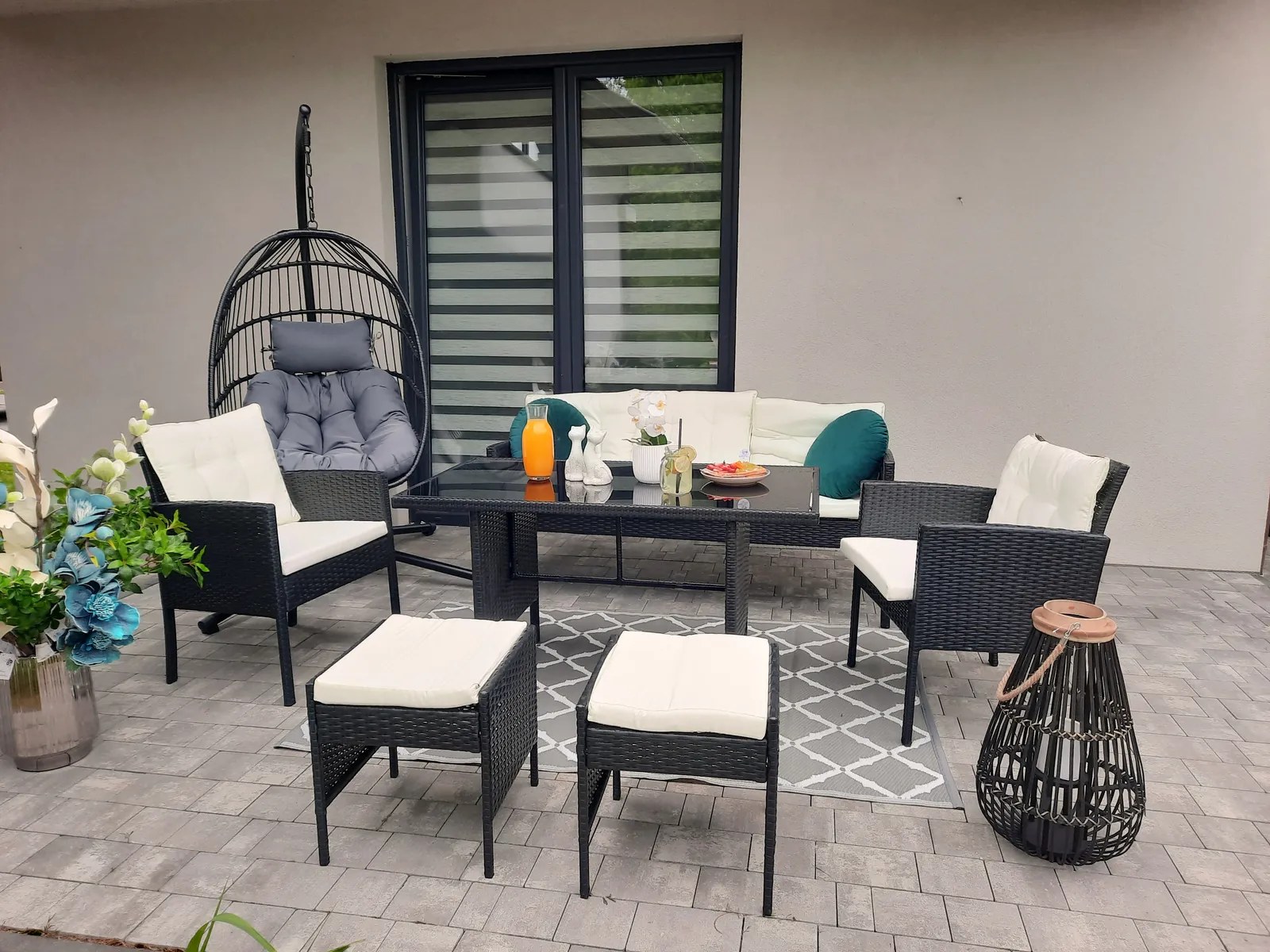 Garden Line SÚPRAVA RATANOVÉHO NÁBYTKU „VADUZ“ (SOFA + 2 KRESLÁ + 2 PUFFY + STÔL) ČIERNA + KRÉMOVÉ VANKÚŠE *9583