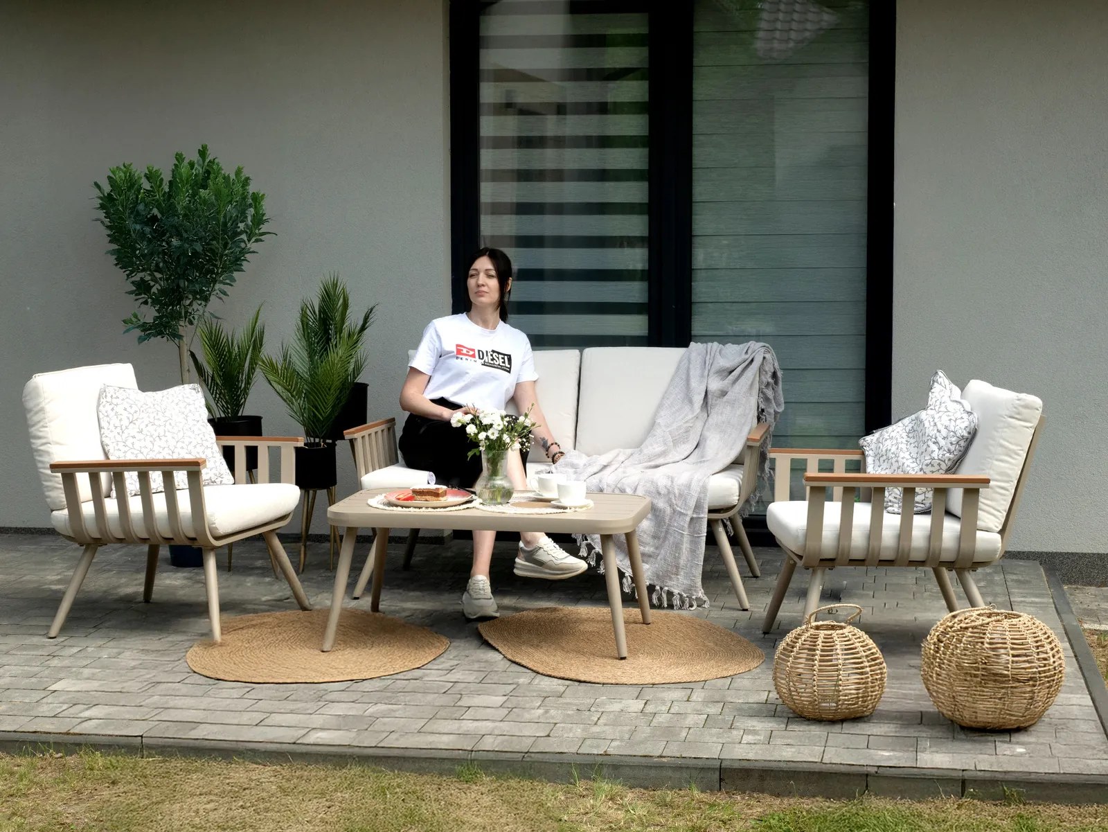 Hliníkový set: Pohovka na terasu + stolík + 2 kreslá - oblé s béžovými vankúšmi