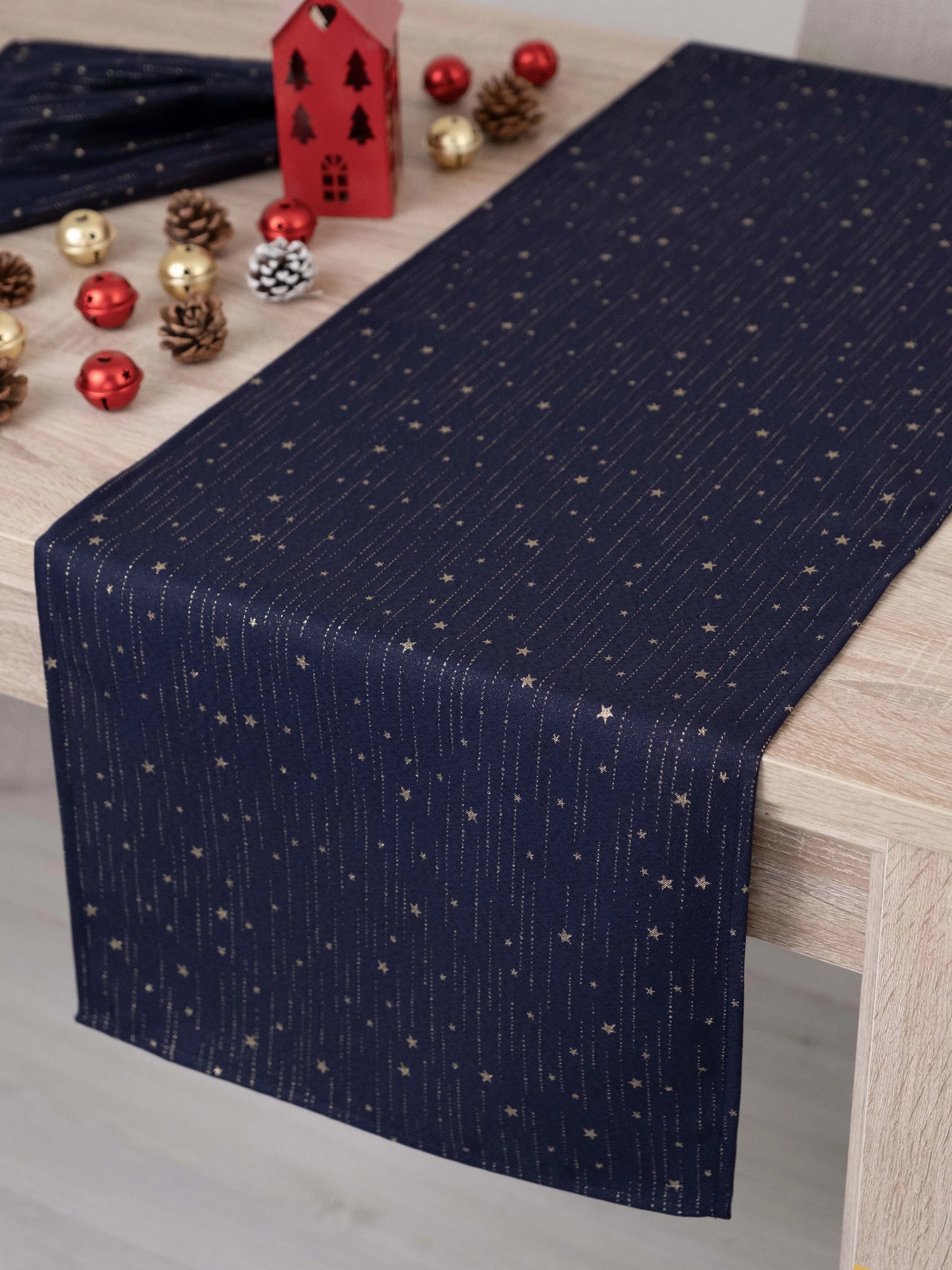 Lurexový Vianočný behúň Trblietavá elegancia - 40 × 140 cm