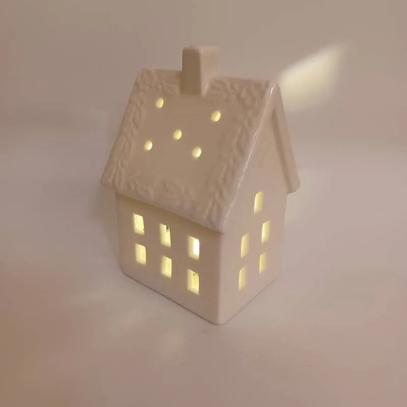 DECOLED Keramický domeček, 8,5 x 6,9 x 12,9 cm, teple bílá, 2xLR44