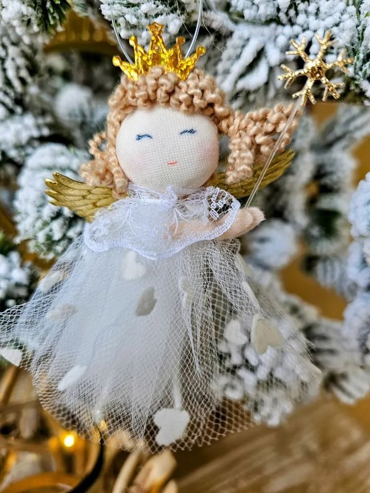Závesná ozdoba anjelik s vločkou av bielych šatôčkach - 5*5*13 cm