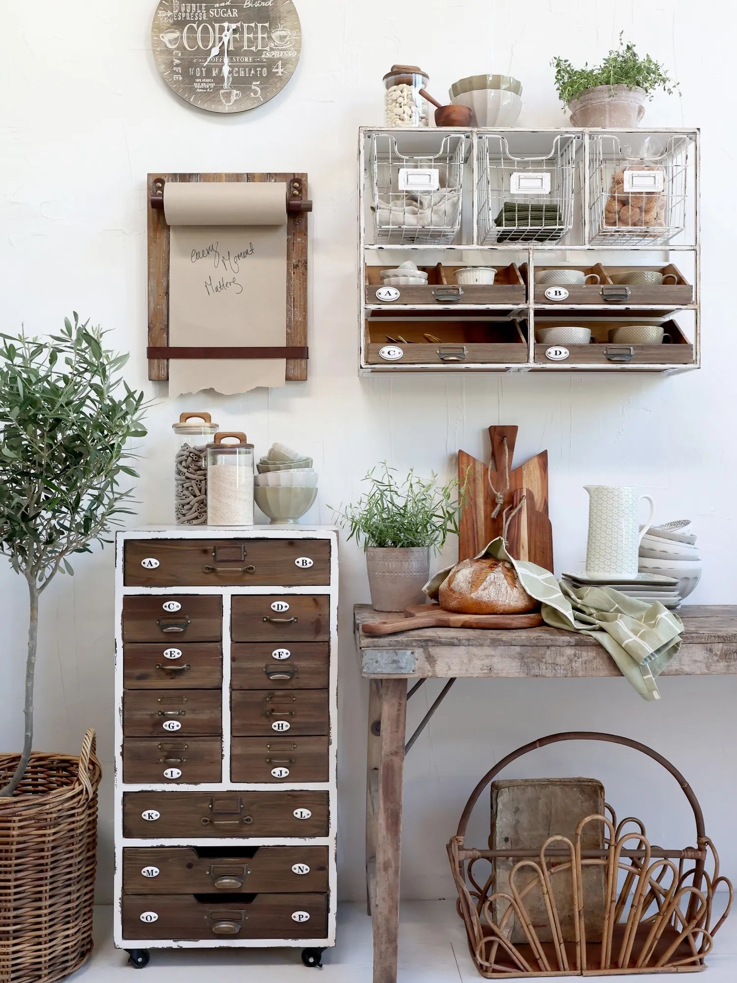 Biela antik kovovo - drevená nástenná polička s košíčkami Shain - 71*18*50cm