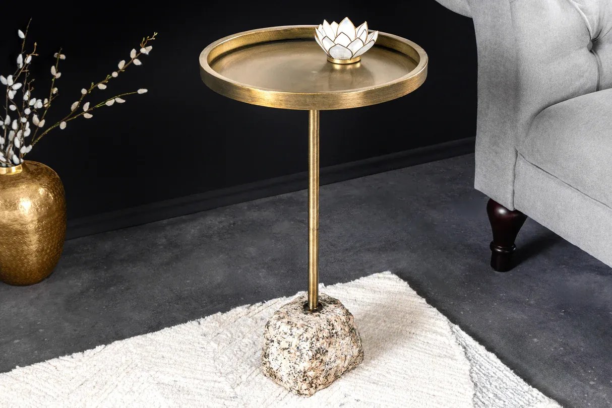 Príručný stolík TRAYFUL s mramorovou základňou 60 cm a železnou doskou v starožitnej mosadzi