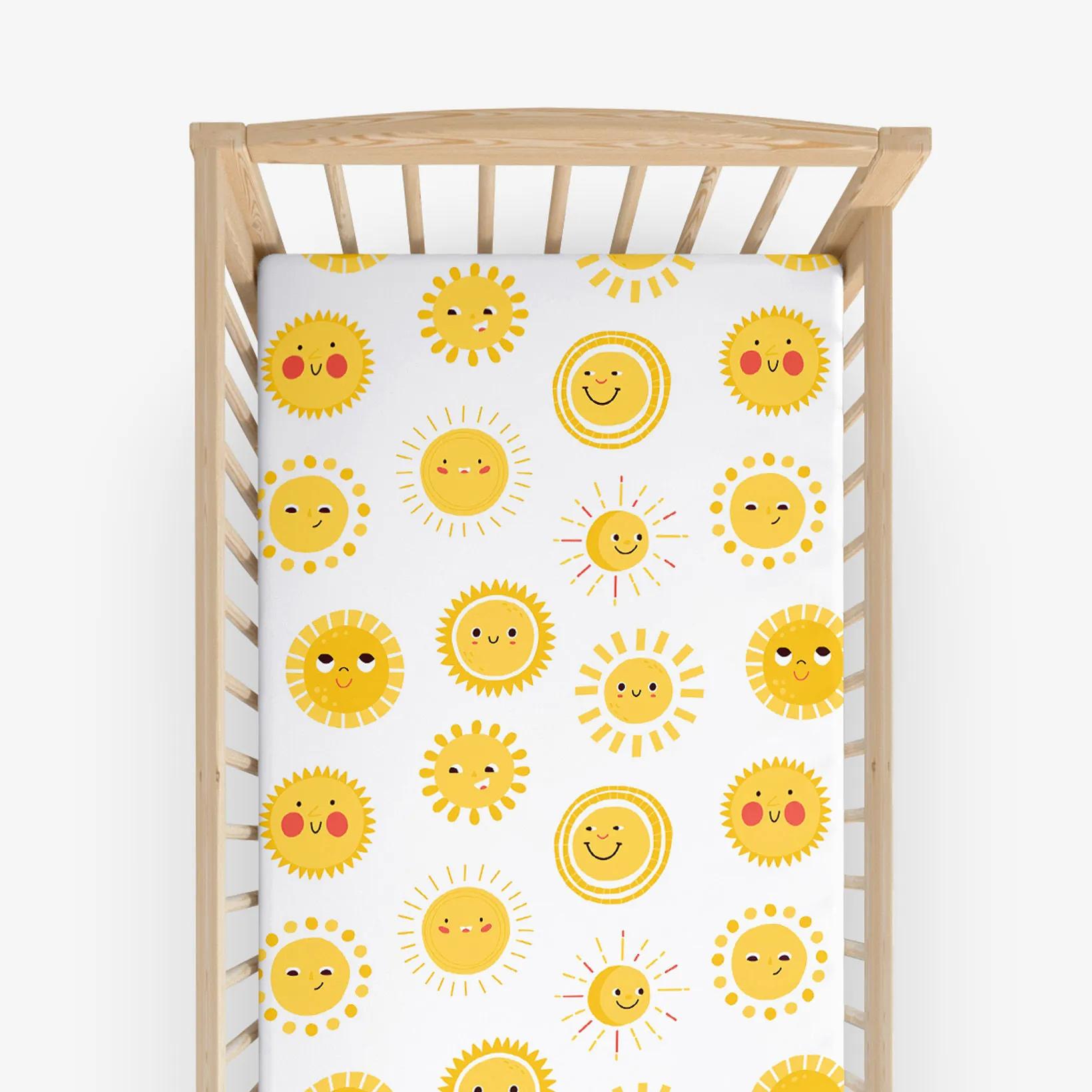 Goldea bavlnená napínacia plachta do detskej postieľky - usmievavé slniečka 60 x 120 cm