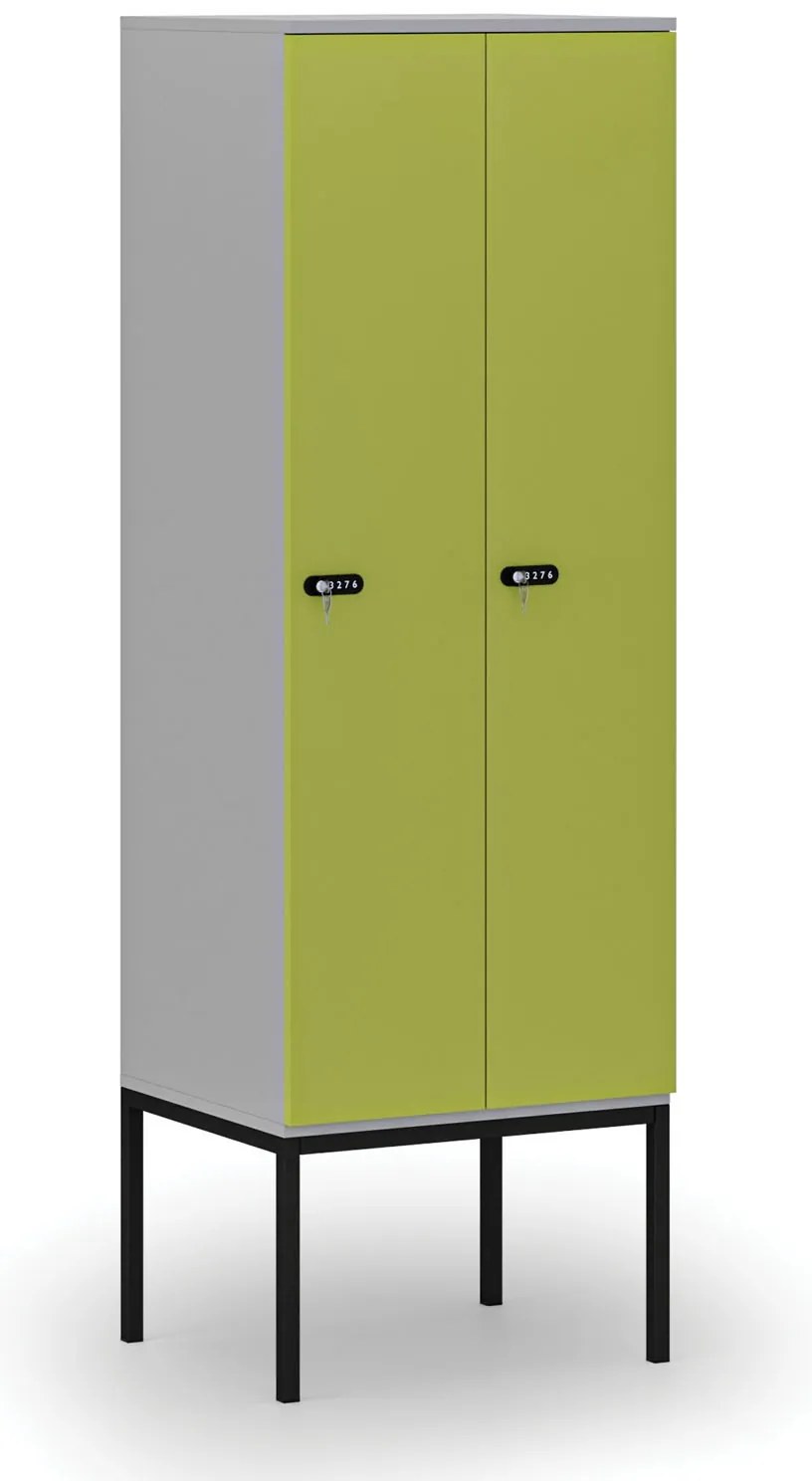 Drevená šatníková skrinka S4 s podnožou, 2 oddiely, 1871 x 600 x 500 mm, demont, mechanický kódový zámok, sivá/zelená
