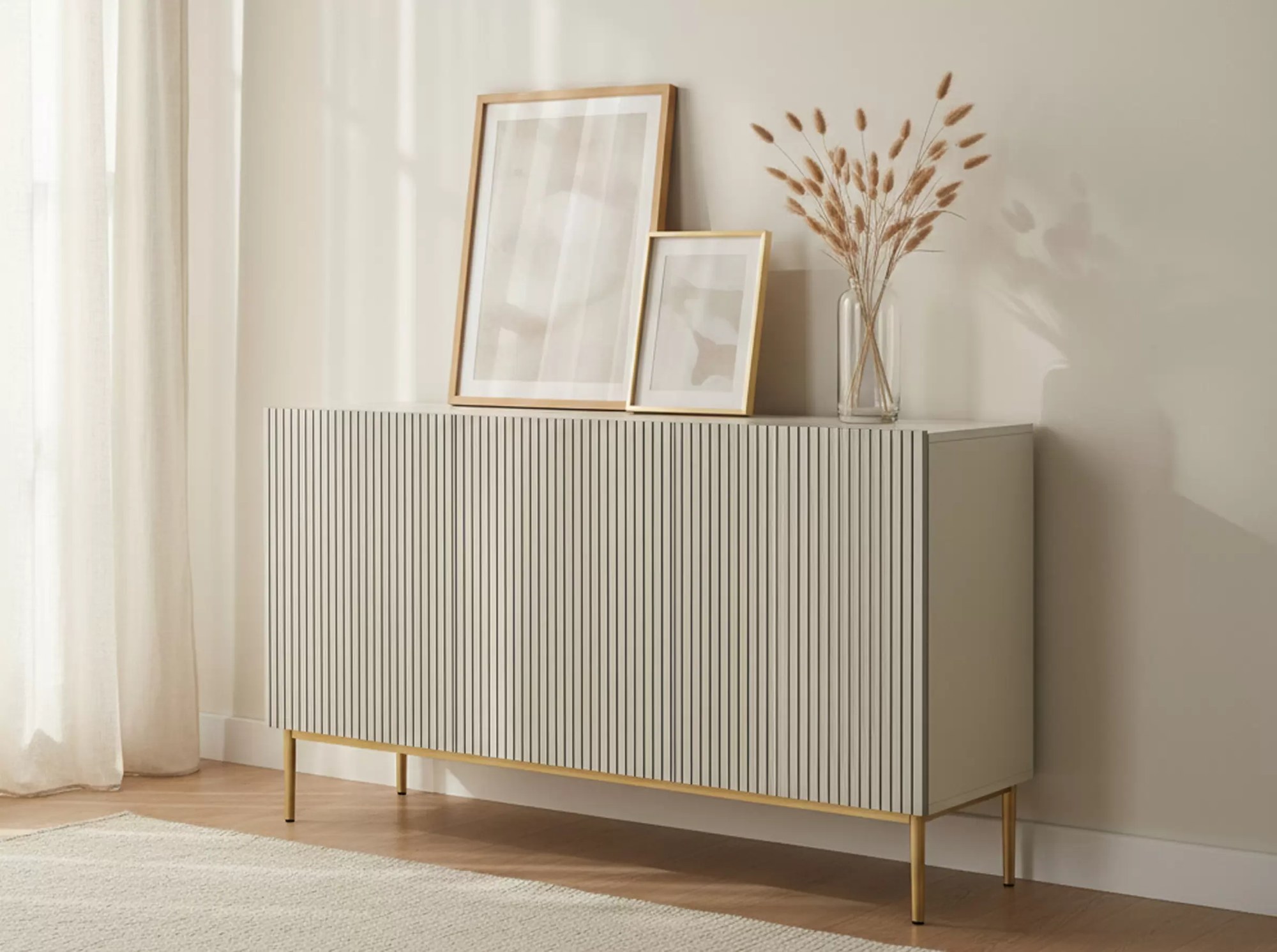 Komoda Nicole 150 cm trojdverová s ryhovanými dvierkami - kašmír / zlaté nožičky