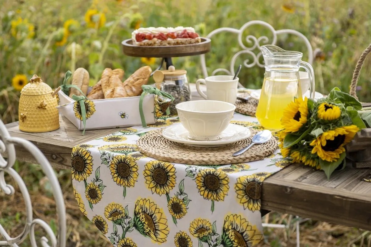 Béžový bavlnený behúň so slnečnicami Sunny Sunflowers - 50*140 cm