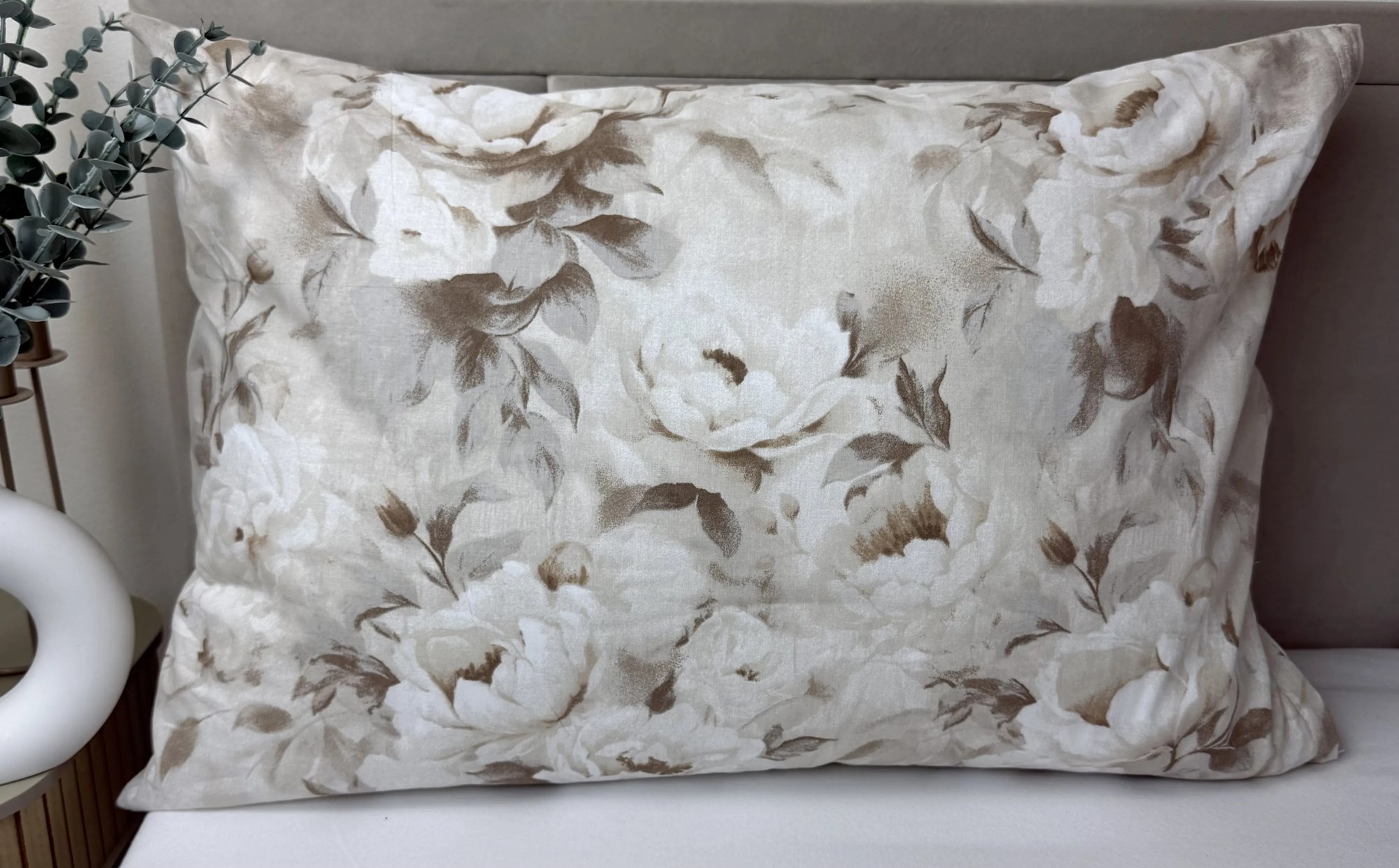 INTERMEDIC SK Bavlnená obliečka na vankúš Hnedé pivónie 45x65 cm – 100 % bavlna