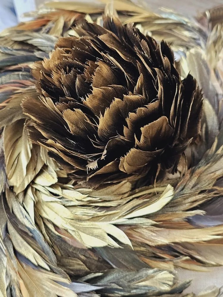 Dekorácia kvet na klipe zo zlatých pierok - 15*14*9 cm