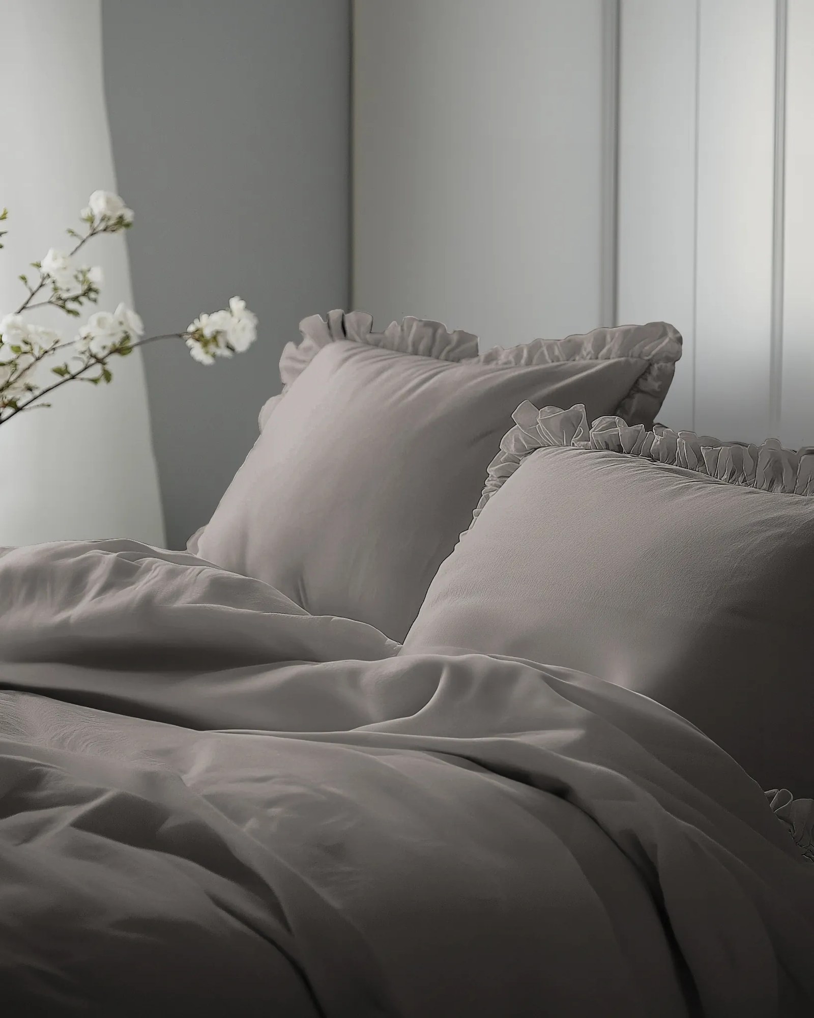 Posteľná obliečka s volánikom Warm Grey 200x220/2×70x80 cm – 100% bavlna, boho, nežehlivá, sivá