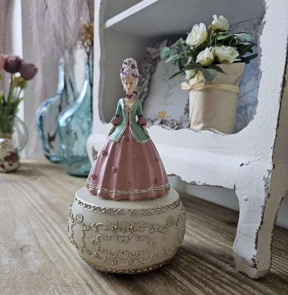 Ružová dekoratívna vianočná hracia skrinka zámocká pani - Ø 12*19 cm