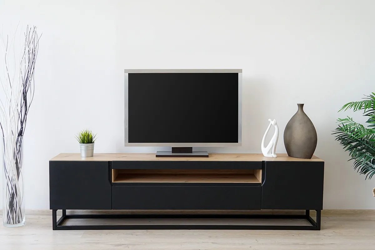 RTV skrinka Loftia 200 cm s otvorom a kovovým rámom - dub artisan / čierny mat