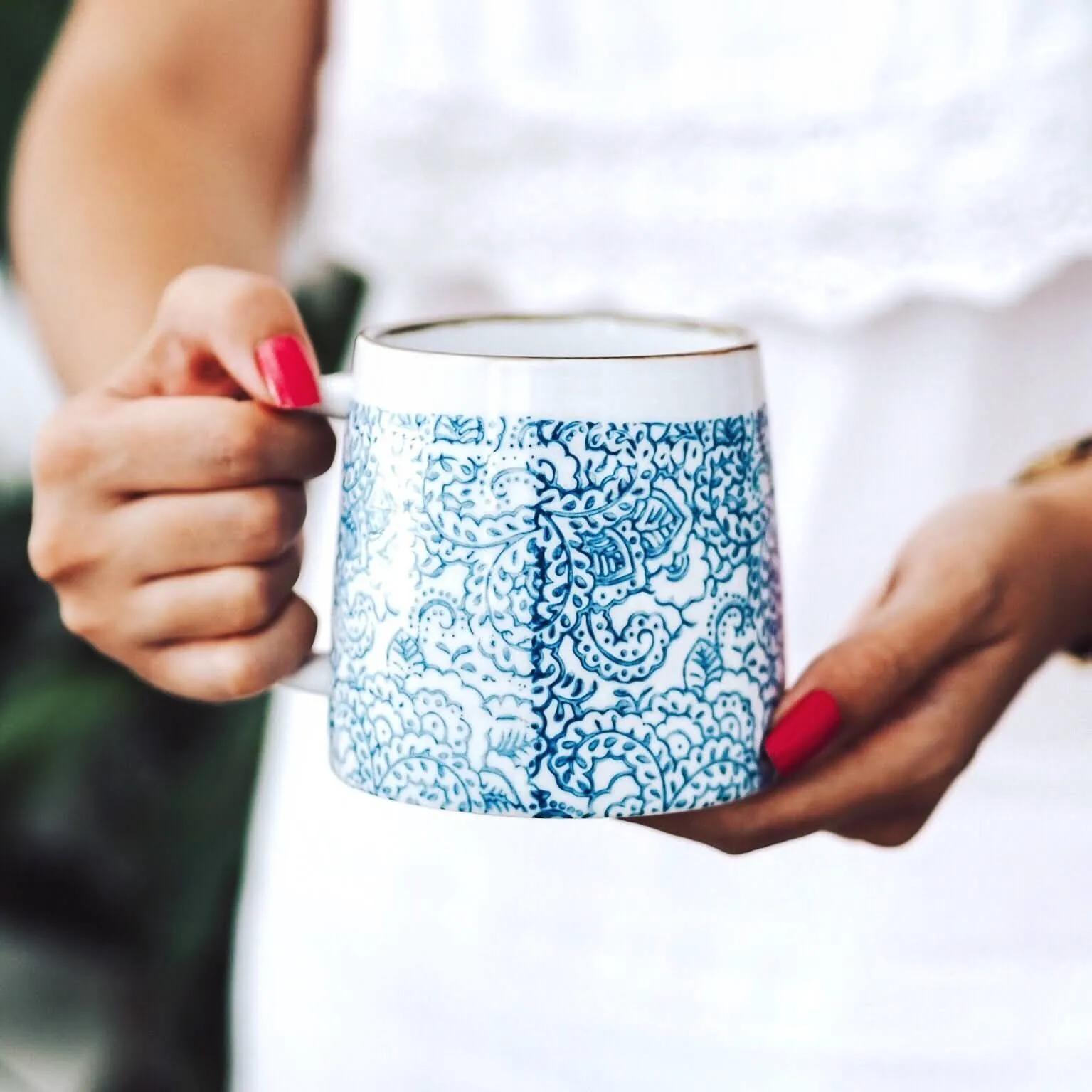 Bloomingville Keramický hrnček Molly Blue 400 ml B