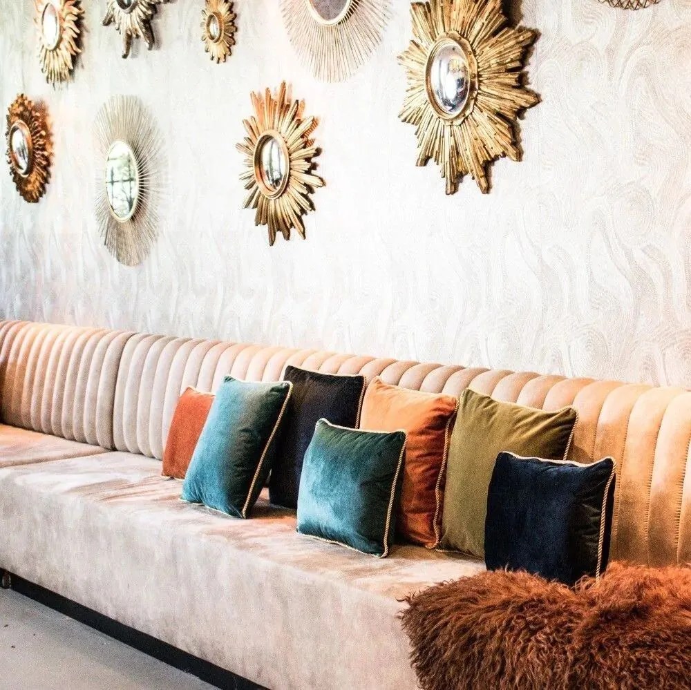 Medový zamatový vankúš obšitý krúteným zlatým povrázkom Velvet - 45*10*45cm