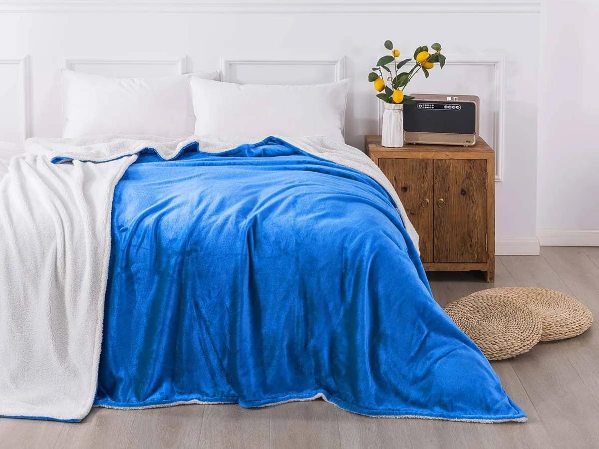 XPOSE® Mikroplyšová deka Exclusive s baránkom - modrá 140x200 cm