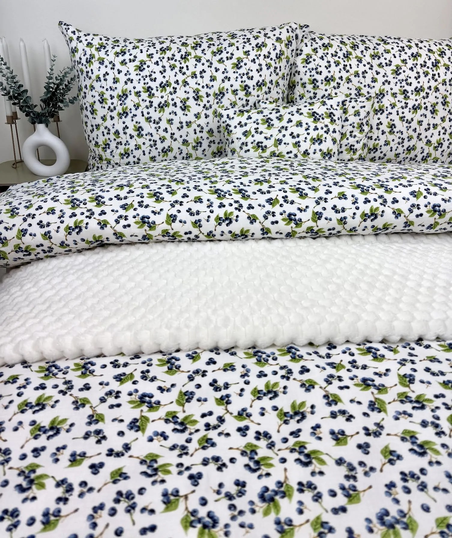 Letné mušelínové obliečky 140x200 s čučoriedkami – 100 % bavlna, priedušné, na zips, jemné k pokožke