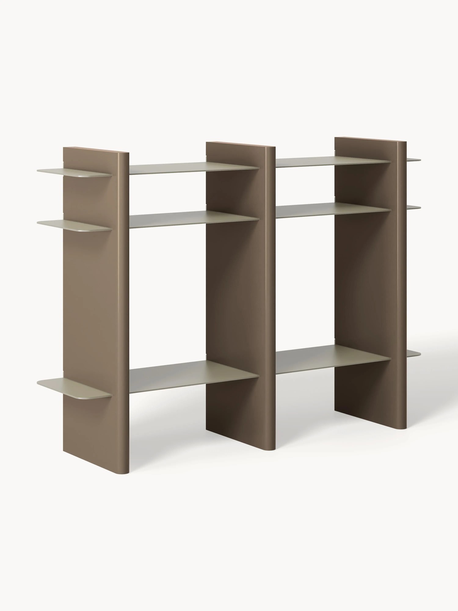 Regál's kovovými prvkami Rami