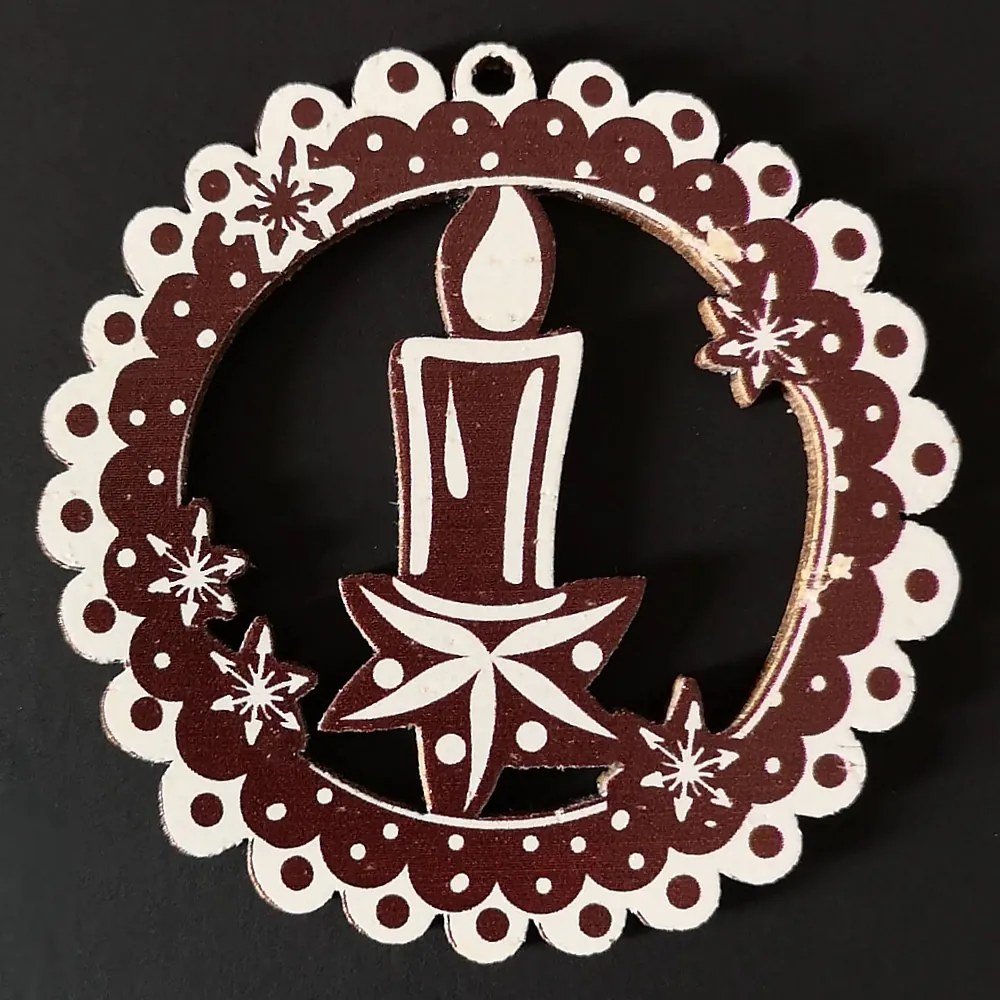 AMADEA Drevená ozdoba perníček tmavý - sviečka 6 cm