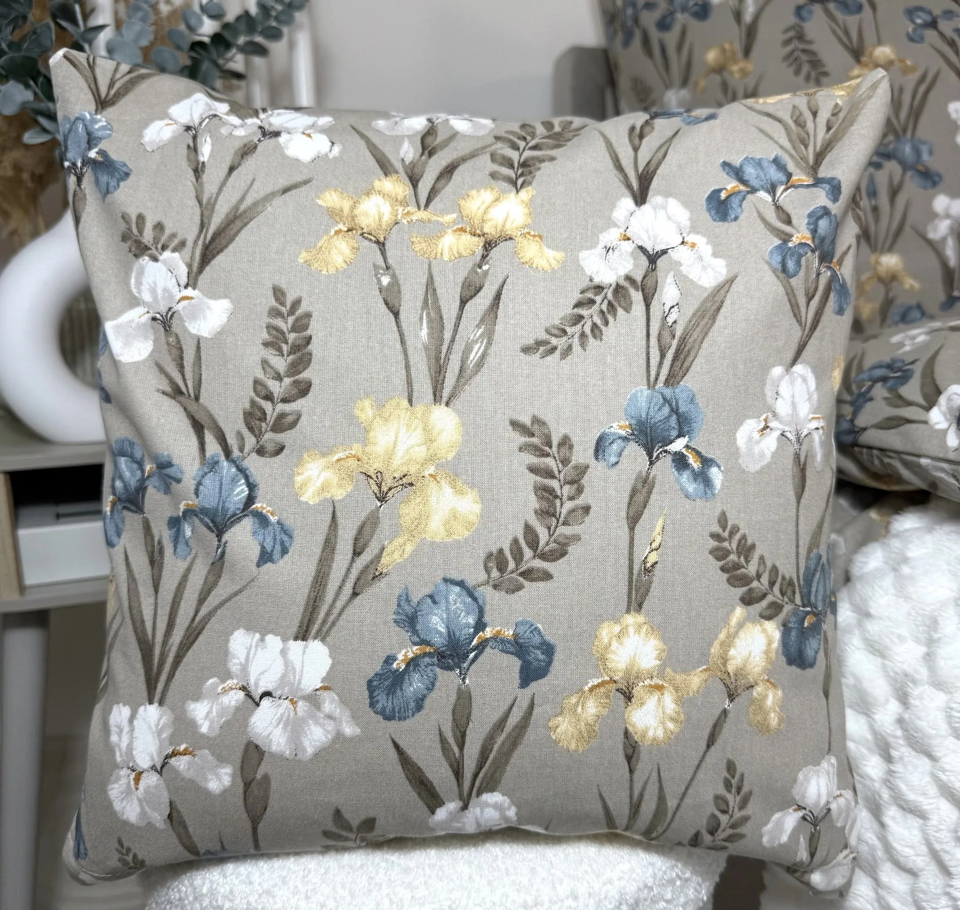 INTERMEDIC SK Vankúšová obliečka 40×40 – Modro-béžové kvety, 100 % bavlna