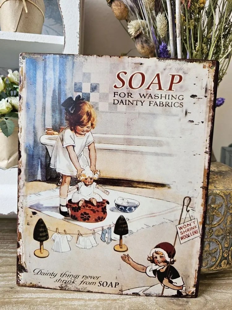 Béžová antik nástenná kovová ceduľa dievčatko s bábikou Soap - 20*25 cm