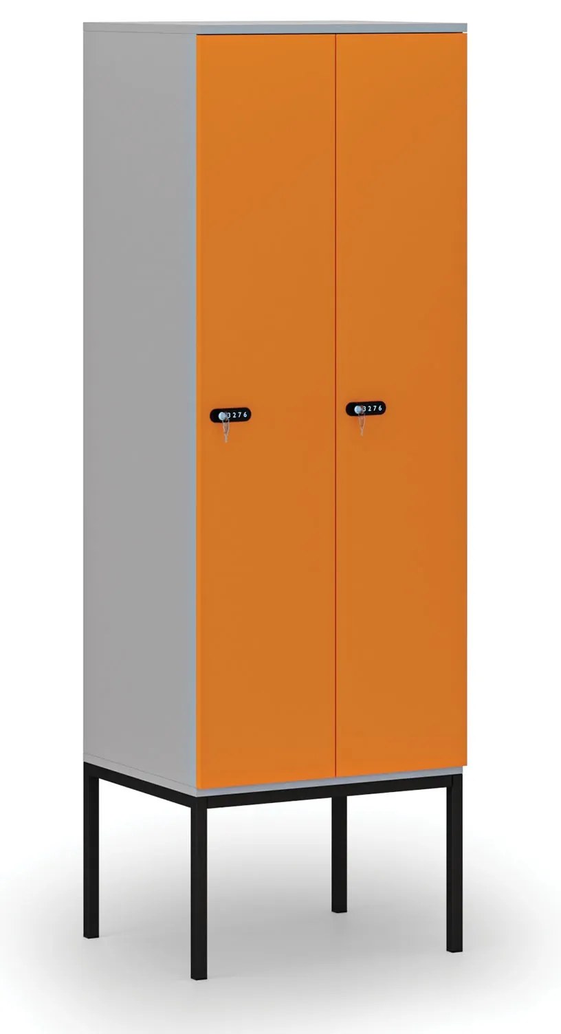 Drevená šatníková skrinka S4 s podnožou, 2 oddiely, 1871 x 600 x 500 mm, demont, mechanický kódový zámok, sivá/oranžová