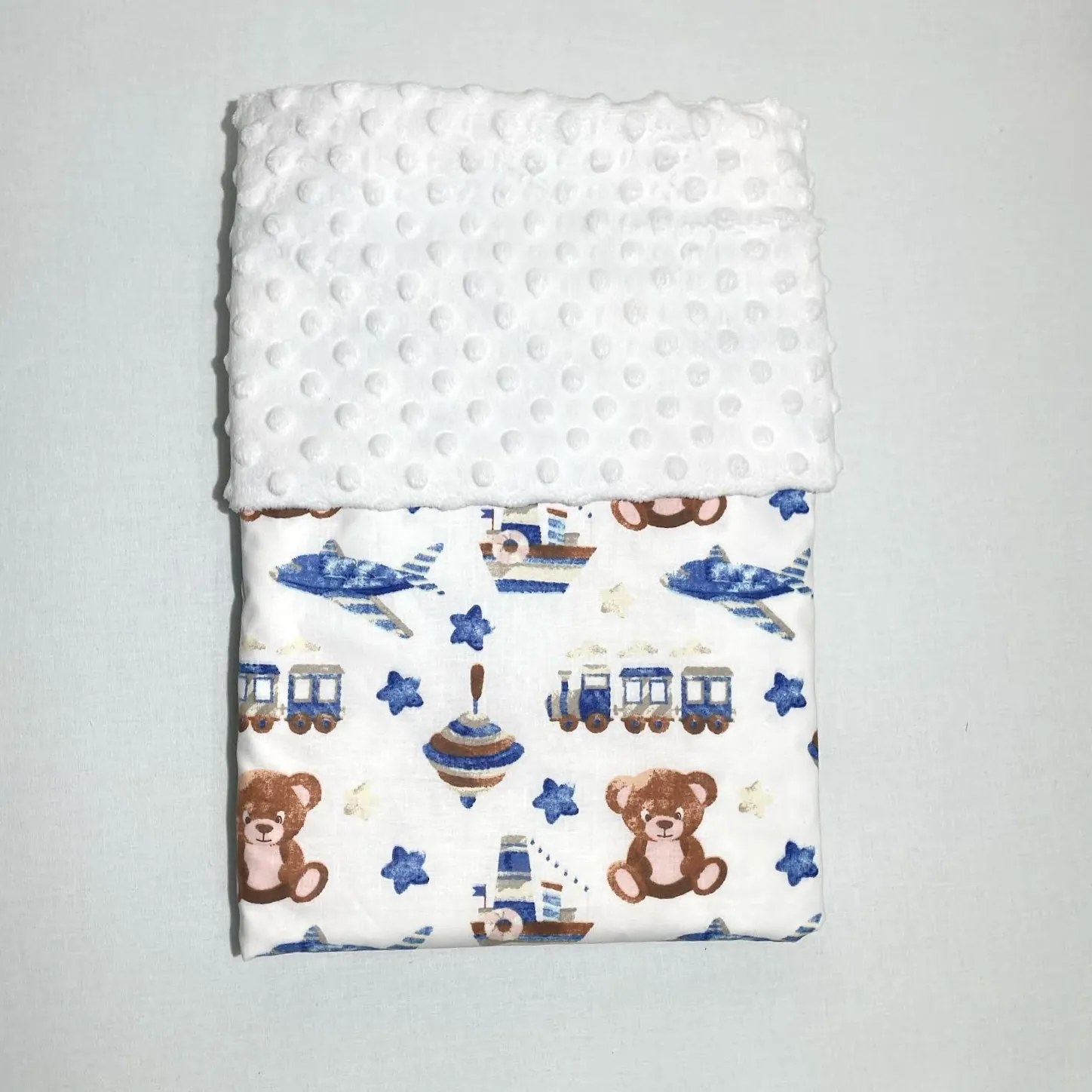 Deka Macko s vláčikom/minky biela 60x70 cm – detská deka do kočíka s veselým motívom