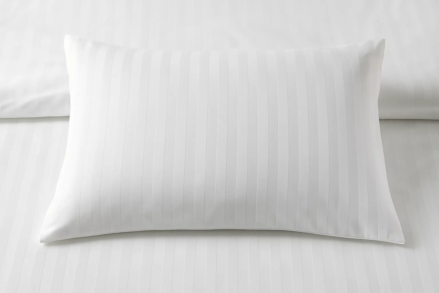 INTERMEDIC SK Vankúš 50x70 cm – biely pruhovaný, 100% bavlna, antialergická výplň duté vlákno