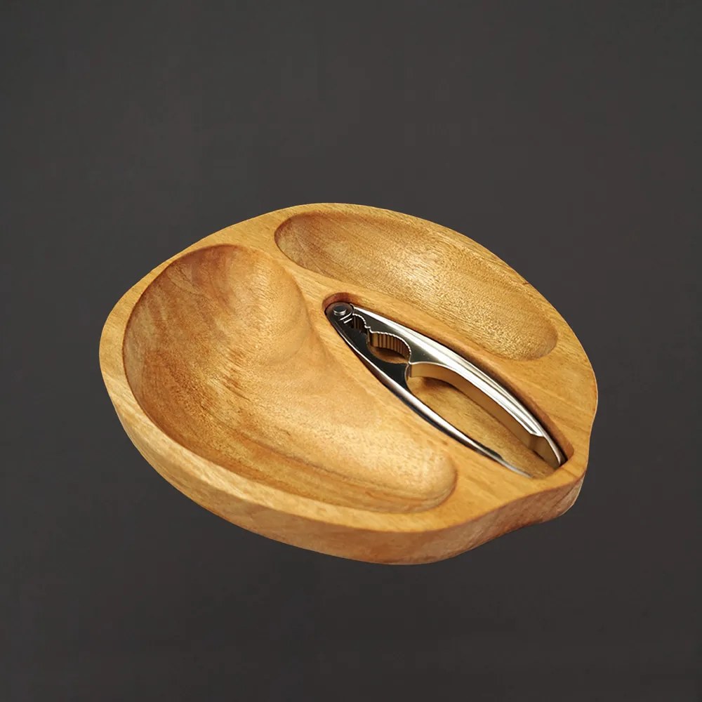 AMADEA Drevená miska v tvare orecha s luskáčikom, masívne drevo gabon, 23x28x4, 5 cm