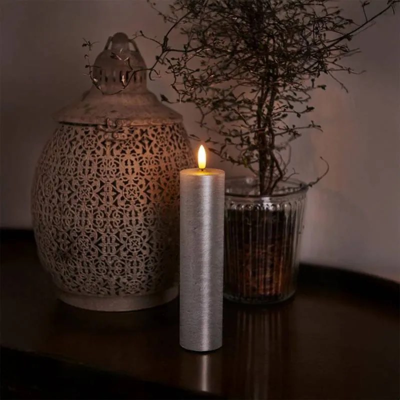 SIRIUS LED vosková sviečka Sille, 20cm, strieborná, d. 5cm