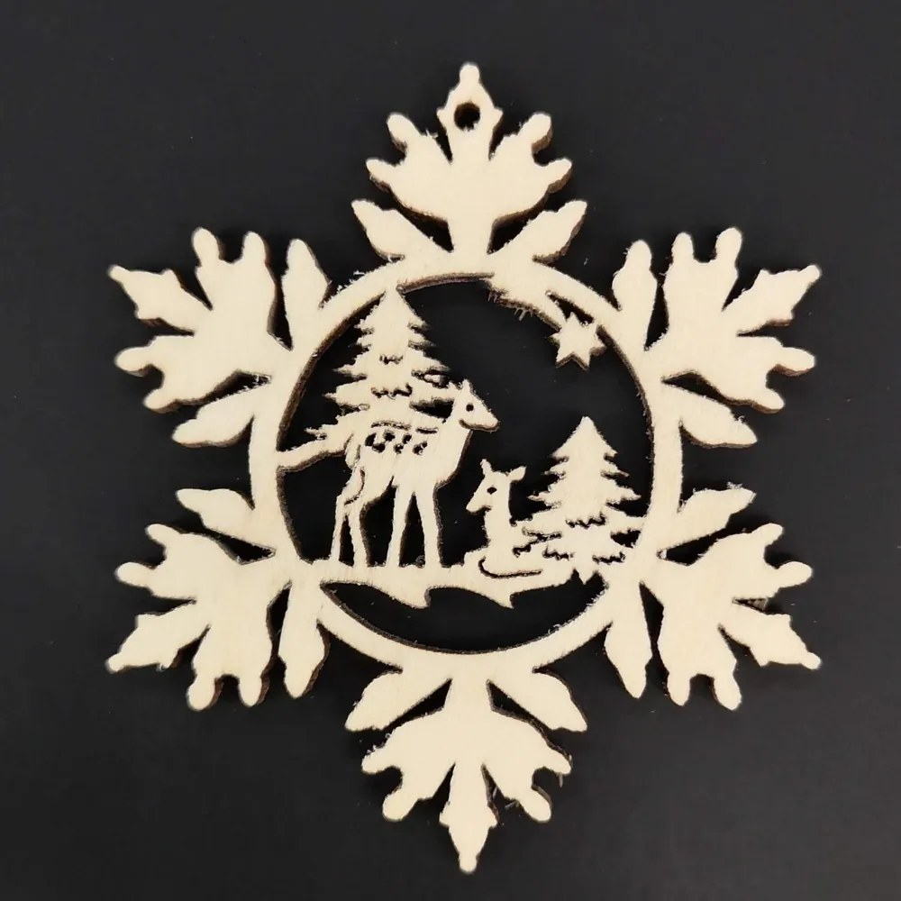 AMADEA Drevená ozdoba vločka so srnkami 6 cm AMADEA Drevená ozdoba vločka so srnkami 6 cm