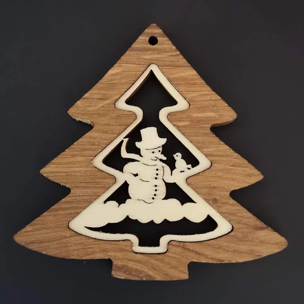 AMADEA Drevená ozdoba z masívu s vkladom - stromček so snehuliakom 8 cm