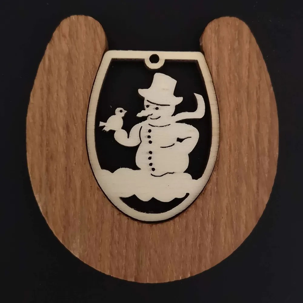 AMADEA Drevená ozdoba z masívu s vkladom - podkova so snehuliakom 8 cm