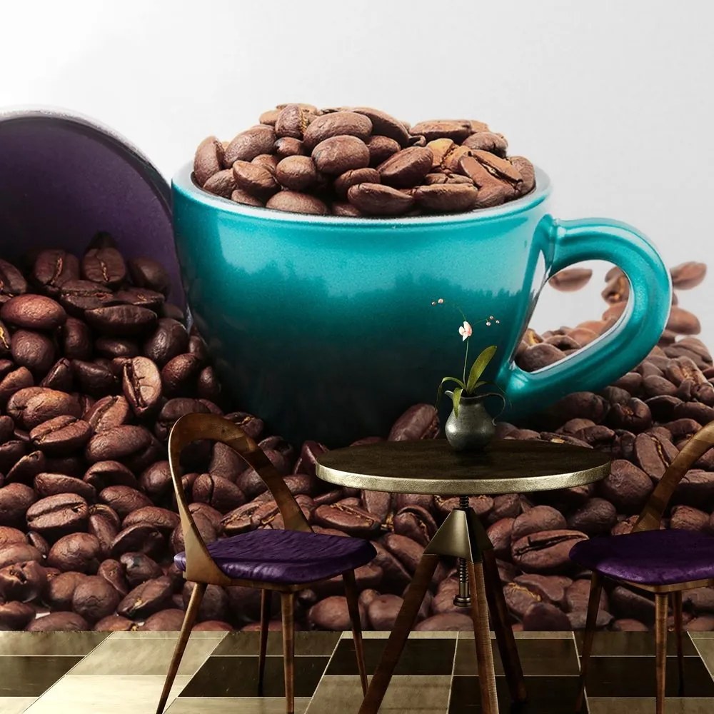 Samolepiaca fototapeta šálka s kávovými zrnkami