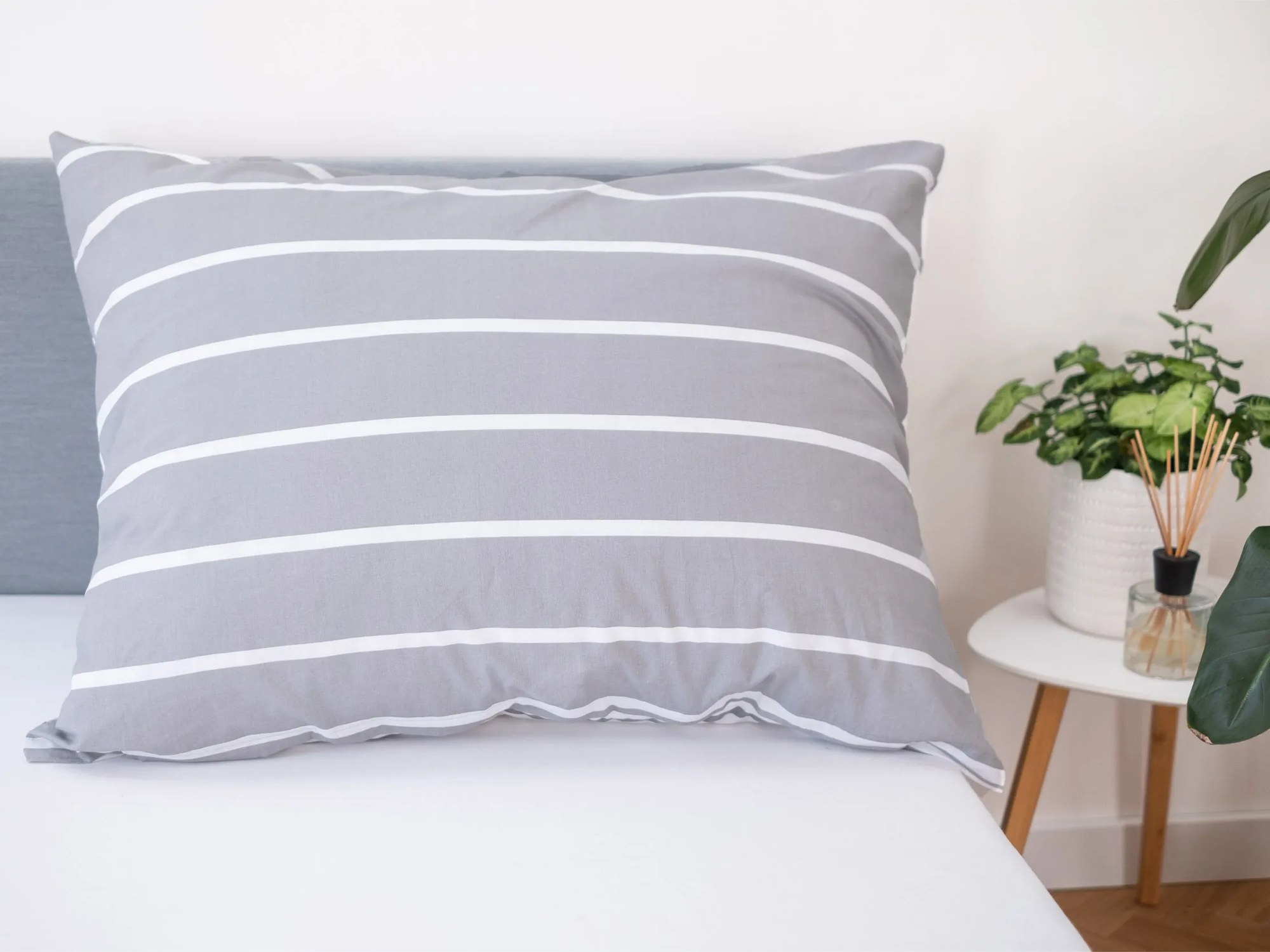 Obliečka na vankúš 70 × 90 cm – Kamala tmavosivé / biele