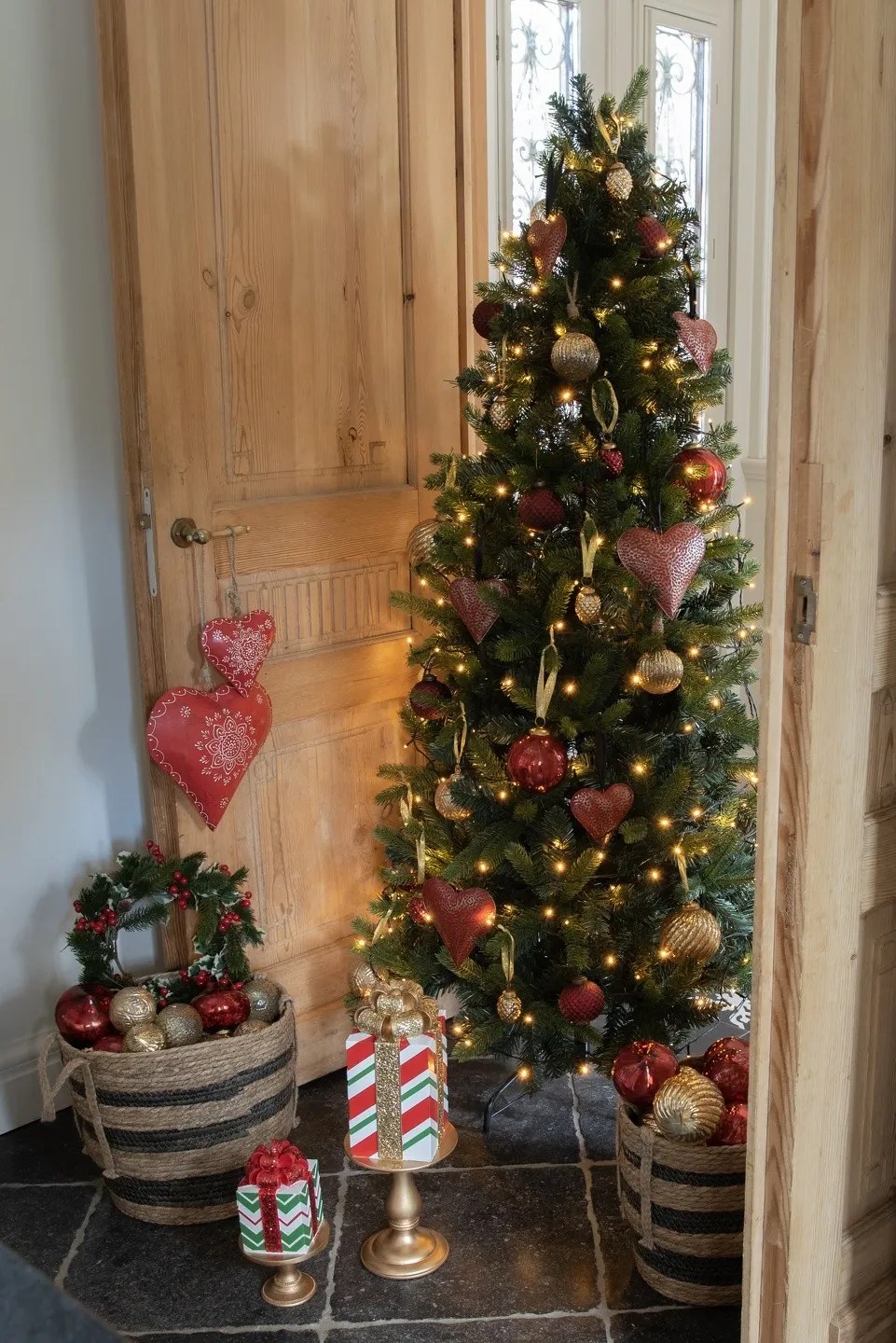 Červené antik závesné kovové srdce L - 20*4*20 cm