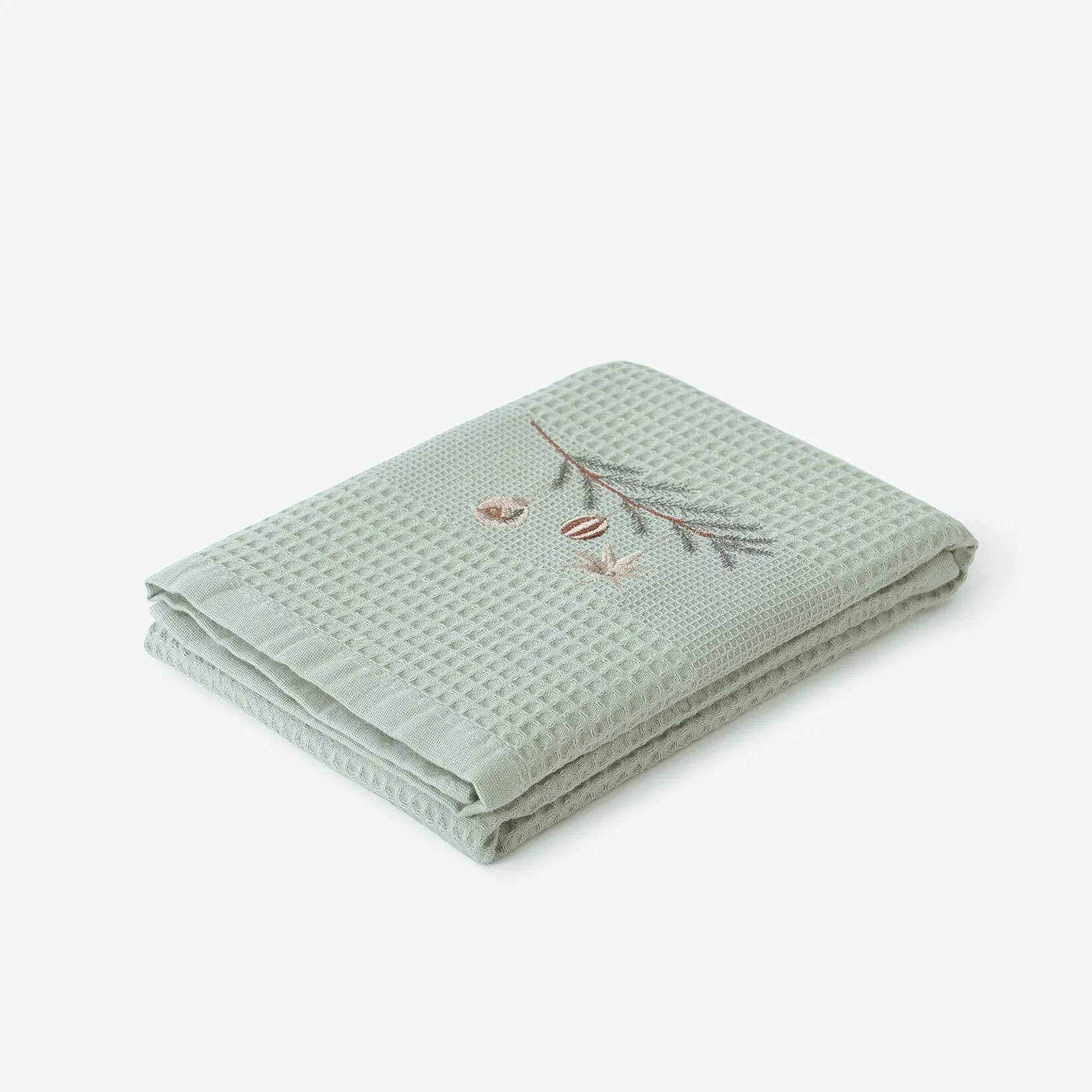 Goldea vianočná kuchynská vaflová utierka s výšivkou - baňky na vetve na šalviovom 50 x 70 cm