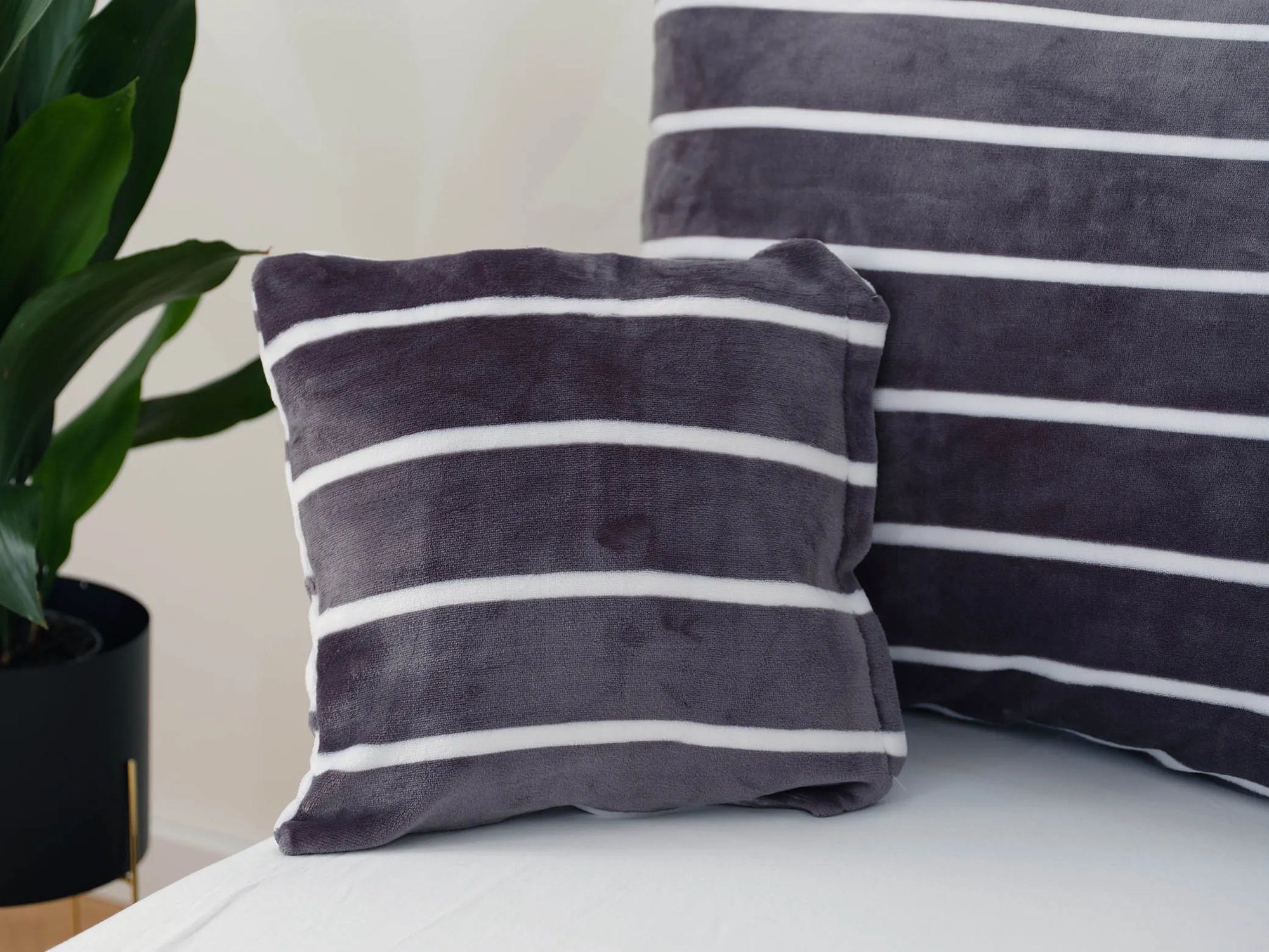 Obliečka na vankúš mikroplyš 40 × 40 cm - Kamala tmavo sivá