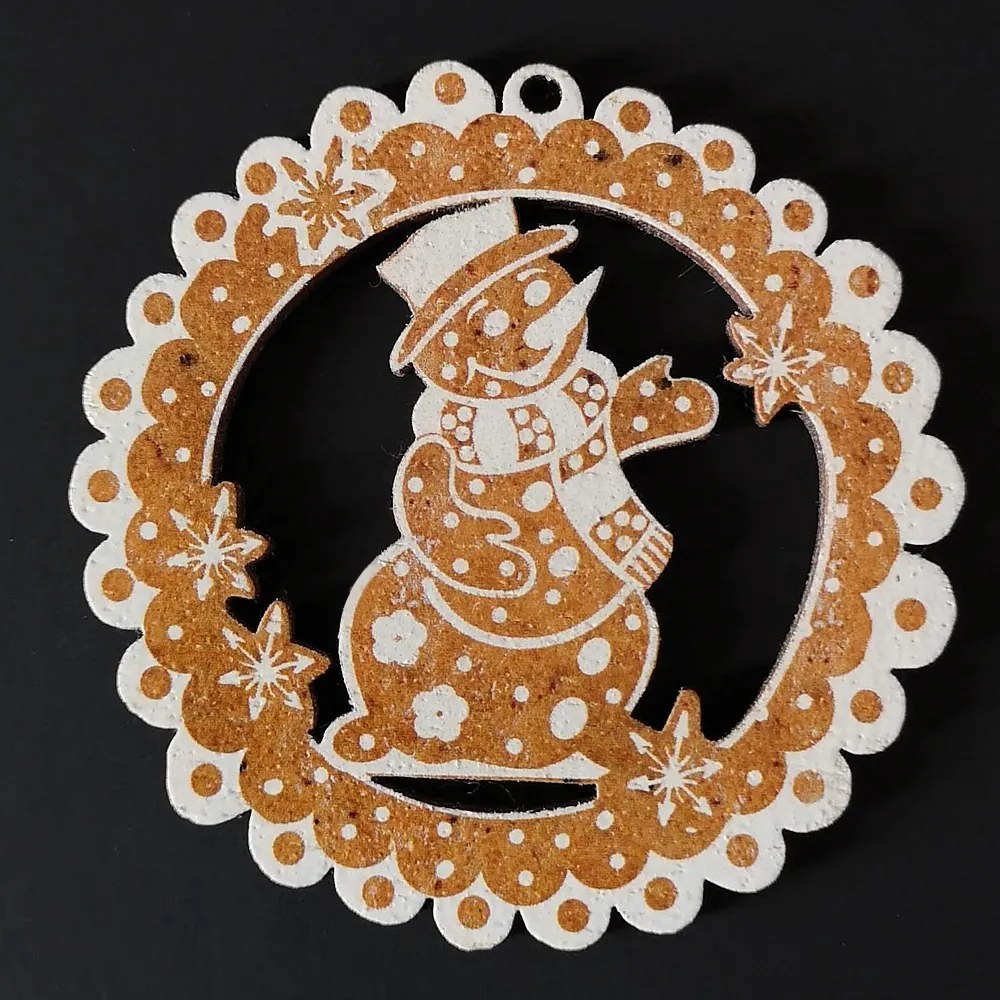 AMADEA Drevená ozdoba perníček svetlý - snehuliak 6 cm