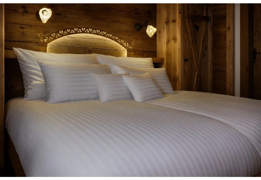 INTERMEDIC SK Damaškové obliečky 200x220 + 2x 70x90 cm – biele, prúžok 2 cm, 100% bavlna, Slovensko