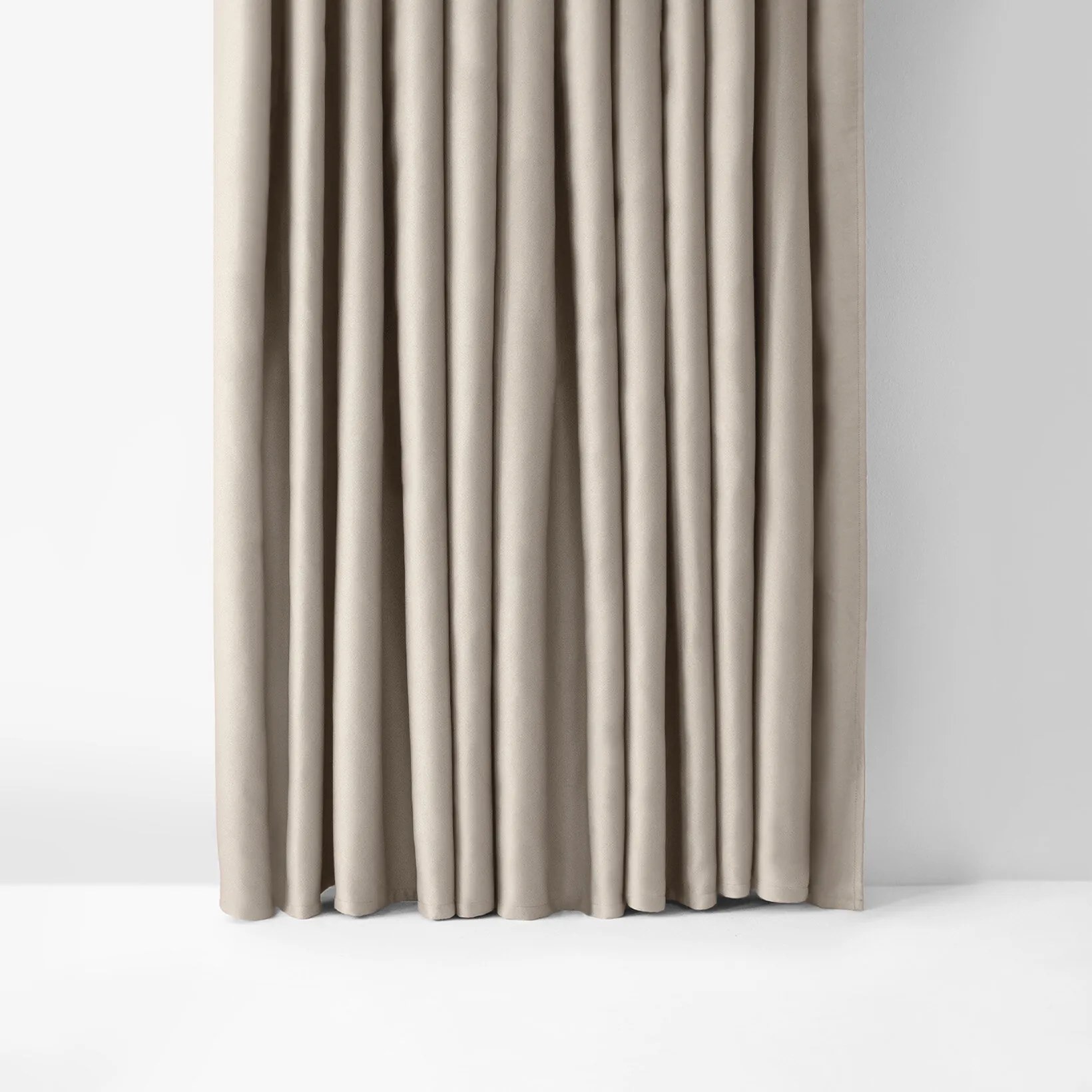 Goldea zatemňovací záves blackout so saténovým leskom - režný 270x180 cm