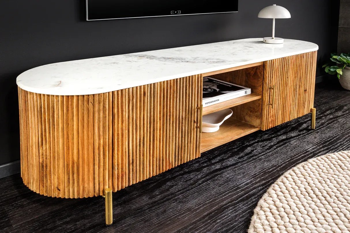 Luxusná TV komoda TRES 140 cm mangové drevo prírodné s bielou mramorovou doskou a zlatými úchytkami