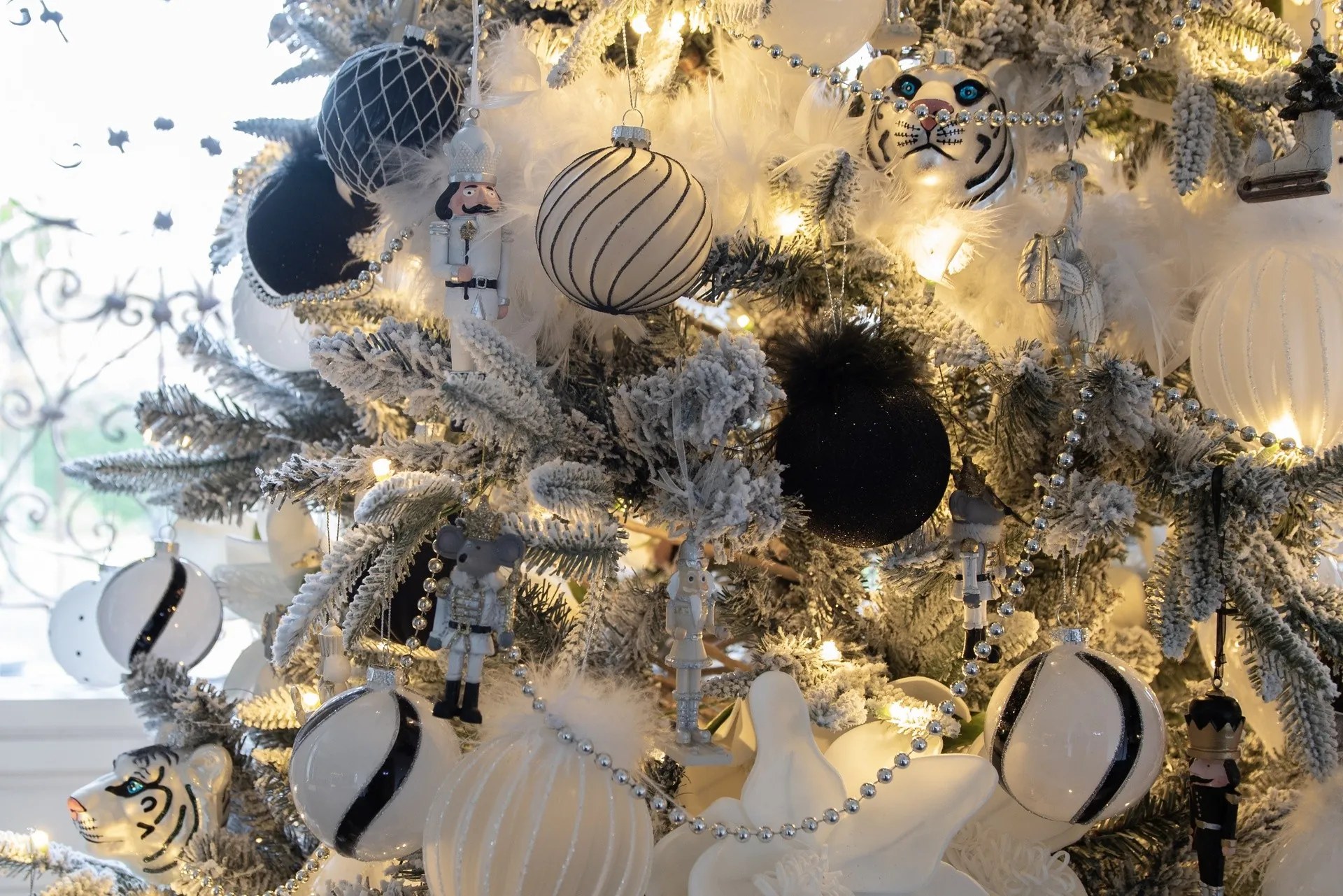 4ks čierna vianočná ozdoba gule s pierkami - Ø 8 cm 4ks čierna vianočná ozdoba gule s pierkami - Ø 8 cm