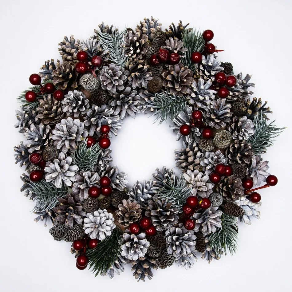 DECOLED Veniec zo šišiek a červených bobúľ, priemer 35 cm