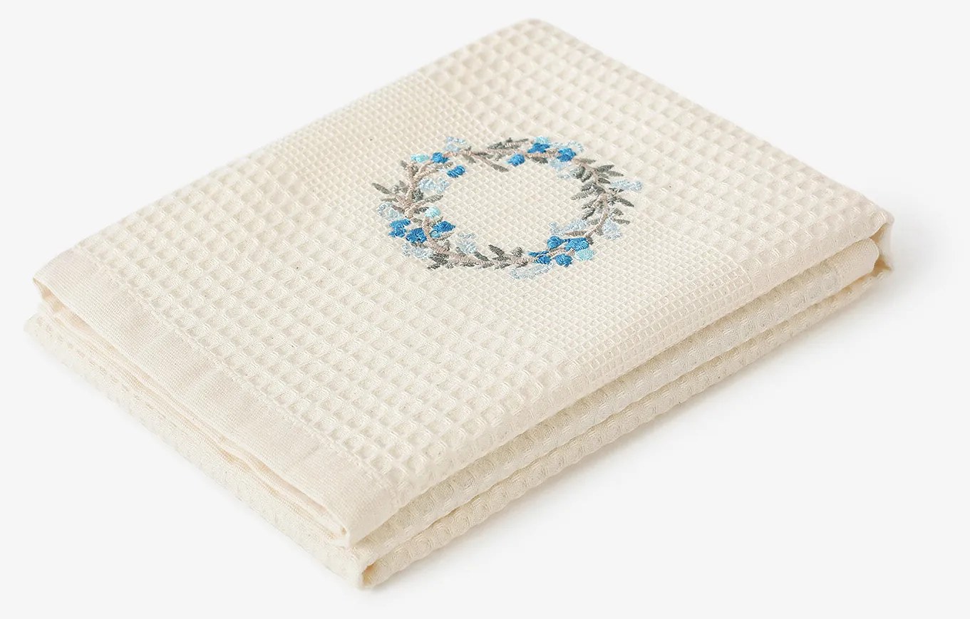 Goldea kuchynská vaflová utierka s výšivkou - nezábudky na smotanovom 50 x 70 cm