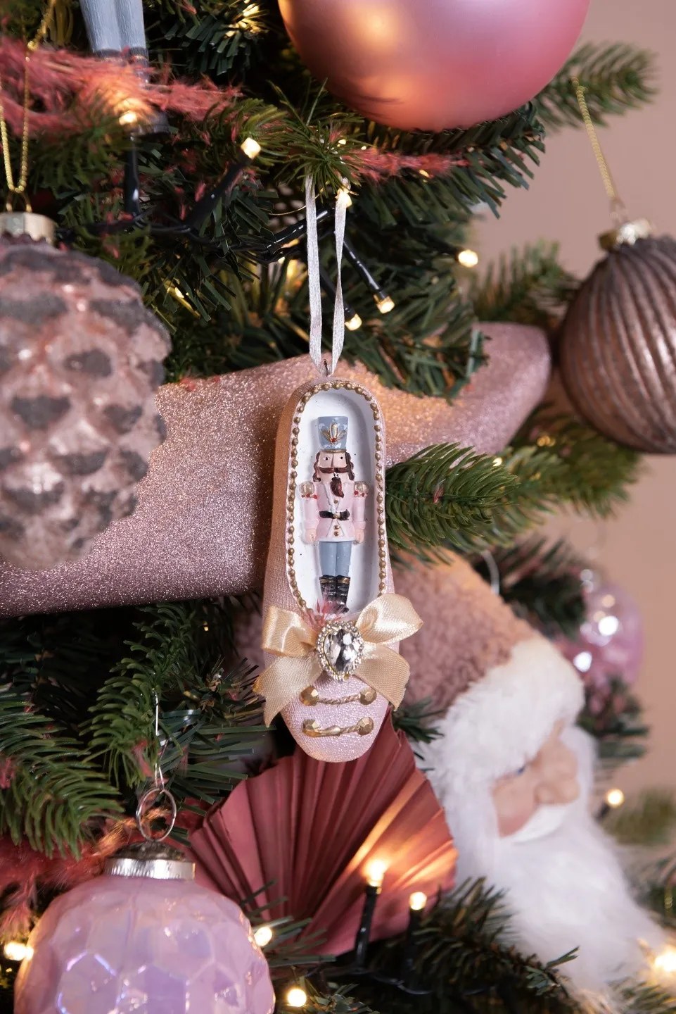 Dekorácia závesná soška Luskáčik v ružovom papučku - 10*8*17 cm